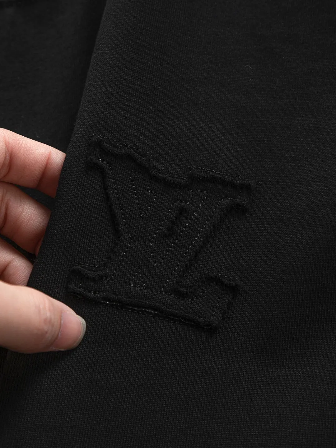 🅿️200 Louis Vuitton 1V LV lv slightly wide version S-XL LV 26ss new products are available at the counter simultaneously. Multiple craftsmanship. Chest patch letters 🪡 embroidery. Back patch letters four-leaf clover 🍀🪡 embroidery. Round neck short-sleeved T-shirt, same style for men and women! Consigned to one-to-one creation. Synchronized with the official website, pure cotton fabrics at the counter! It is close to the skin and comfortable, durable and easy to wear. It has a classic and simple logo design and meticulous original craftsmanship. Short-sleeves, a must-have item for men, do not appear to be the same for the general public, but must be unique and eye-catching. This LV short-sleeve is all about quality, comfort, the same shape and fashion as always, including fabrics and cutting techniques. All of them have been made with great effort! 320 grams of washed pure cotton fabric, pure cotton is breathable, very refreshing and comfortable for daily wear. The rib knitting on the neckline is smooth and tight, and the neckline will not be skewed if you toss it at will. The loose version, you will find that it looks really good on the upper body. The overall is minimalist and neat, super versatile for daily use! Pair it casually with a pair of pants for a youthful look. A T-shirt will make your outfit crazy. It is a fashionable item that can never go wrong! Color: Black White Size: S-XL Size chart: S: Shoulder width 50-Bust 56-Length 70 M: Shoulder width 52-Bust 57-Length 72 L: Shoulder width 54-Bust 59-Length 74 XL: Shoulder width 56-Bust 62-Length 76
